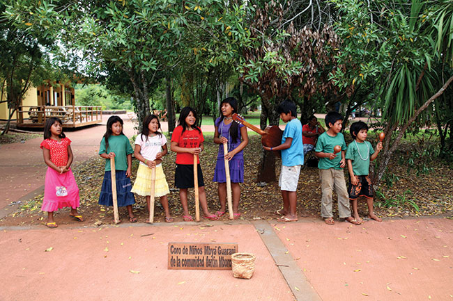 Park Narodowy Iguazu. dzieci Indian Guarani piewaj swoje tradycyjne pieni i zarabiaj w ten sposób na utrzymanie swoich rodzin. 