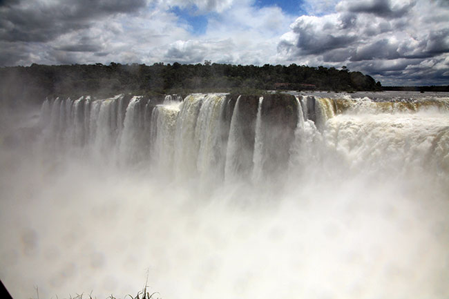 Park Narodowy Iguazu – kaskady w pobliu La Garganta del Diablo. 