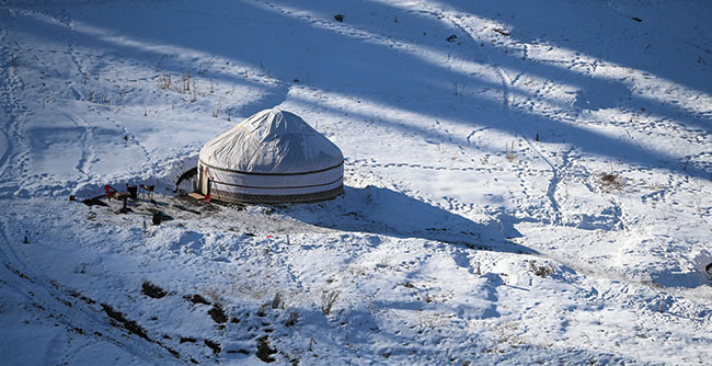 Kazachstan. Widok z jadcej kolejki linowej na Shymbulak (kurort narciarski), okolice Alateu. Nikon Z 50 50–250 mm f/4,5–6,3 VR. Par. eksp.: 1/2000 s; ISO 200; f/5,6; f=160 mm; fot. K. Patrycy