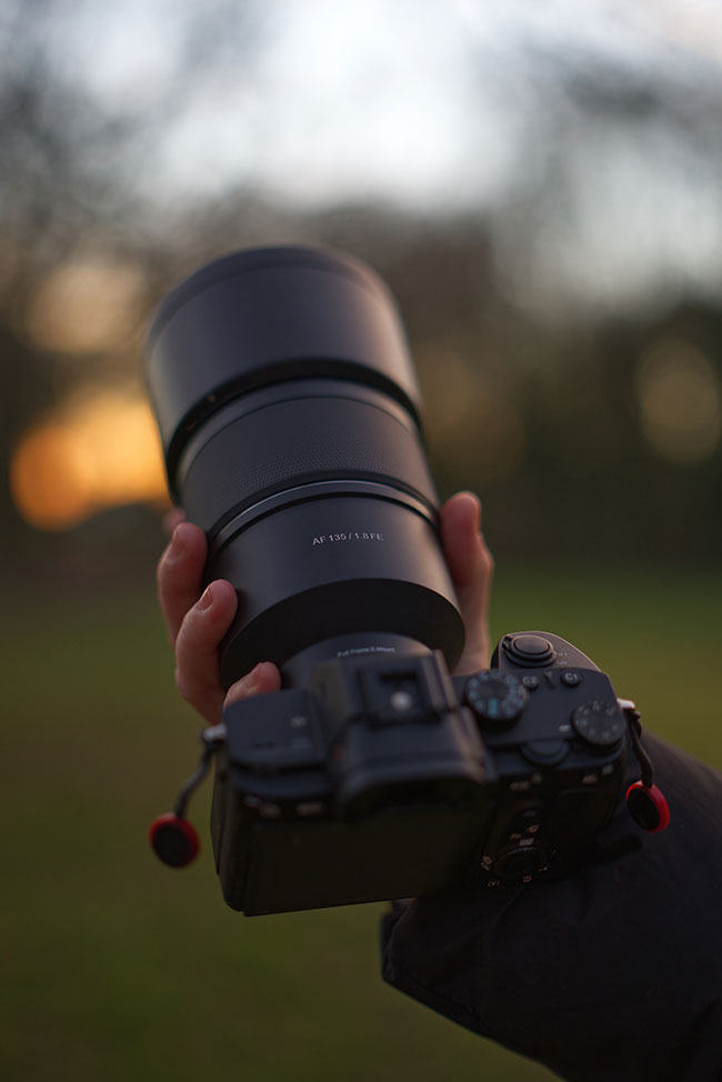 Nowy Samyang AF 135 mm f/1,8 FE - mistrz w kategorii bokeh!