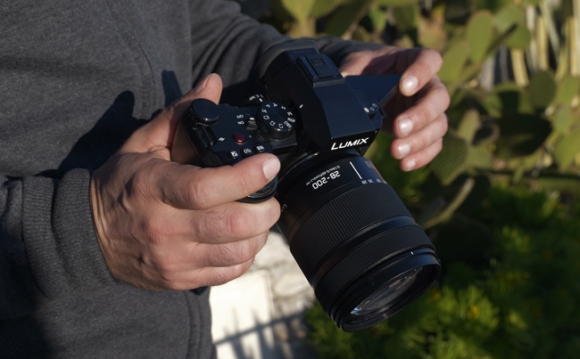 Pion z S5 II + Lumix 28-200 mm in hands